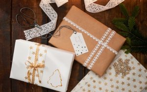 Inspiracje na ekologiczne pakowanie prezentów, papier, koronki